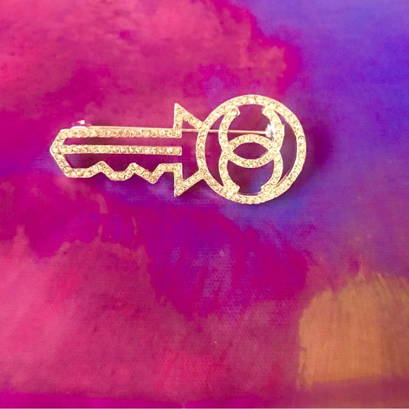 FabulouslyFitted | Key To Your Heart Diamond Rhinestone Brooch - Picture 6 of 7